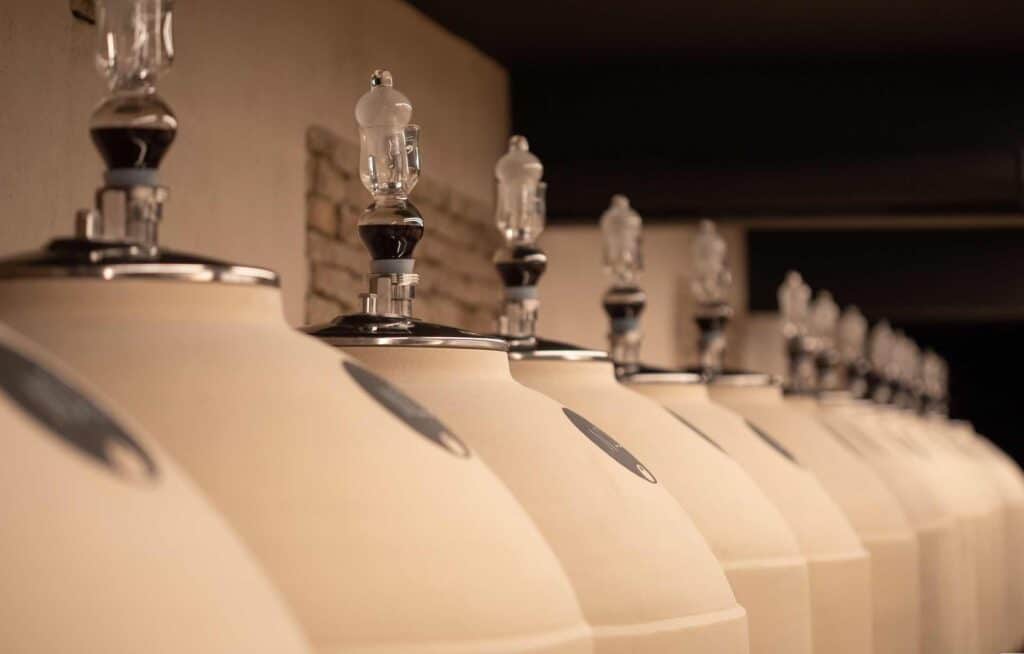 Cuve Clayver en céramique chez Domaine Arnoux-Lachaux, Vosne Romanée